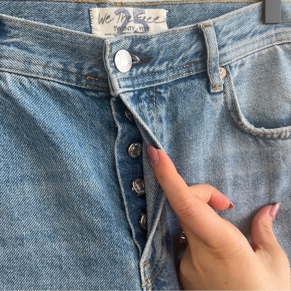 New! WE THE FREE • Maggie Mid-Rise Straight-Leg Jeans in Light Stone - Picture 6 of 12